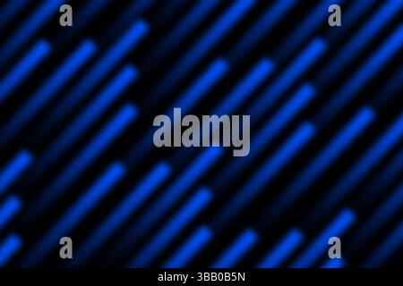 Ein auffälliger und fesselnder abstrakter Hintergrund mit elektrischen blauen Neonlichtstreifen, die diagonal über einen tiefschwarzen Hintergrund fließen. Die sanfte Unschärfe Stockfoto