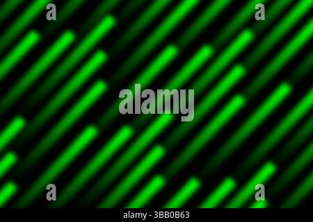 Ein lebendiges abstraktes Bild mit diagonalen neongrünen Lichtstreifen vor tiefschwarzem Hintergrund. Die leuchtenden Linien schaffen eine Dynamik und Zukunft Stockfoto