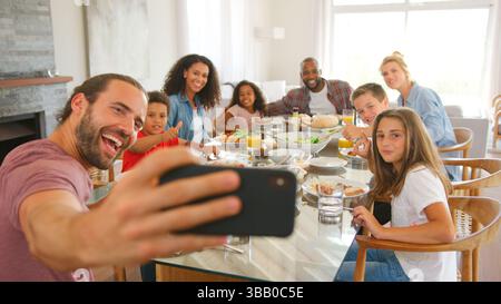 Zwei Familien unter Selfie wie Sie geniessen Mahlzeit zu Hause zusammen Stockfoto