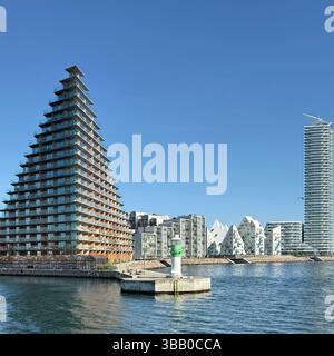 Blick auf das Land der modernen Apartmentgebäude am Wasser, einschließlich des Eisbergs und des Leuchtturms, Aarhus, Jütland, Dänemark Stockfoto
