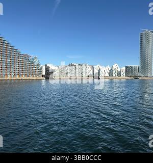 Blick auf das Land der modernen Apartmentgebäude am Wasser, einschließlich des Eisbergs und des Leuchtturms, Aarhus, Jütland, Dänemark Stockfoto