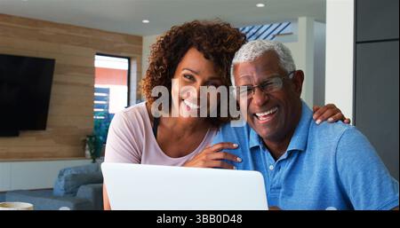 Porträt Eines Älteren Afroamerikanischen Paares Mit Laptop Zu Hause Stockfoto