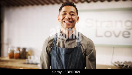 Restaurant, Mann und Arbeiter im Porträt für Gastfreundschaft, Kundenservice und Vertrauen für die Industrie. Pub, männlicher Mensch und Kellner mit Glück Stockfoto