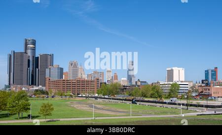 Detroit Renaissance Center und Skyline, vom Ze Mound, vom Milliken State Park, am Detroit Riverwalk Trail, Detroit Riverfront, Michigan. Stockfoto