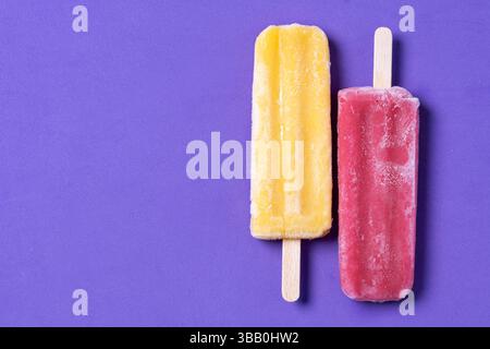 Rotes und gelbes Eis-Muster auf violettem Hintergrund Stockfoto