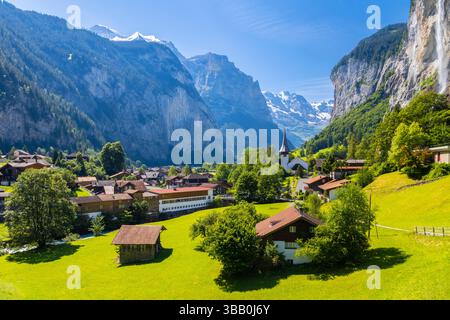 Blick auf das Dorf Lauterbrunnen im Sommer. Lauterbrunnen, Kanton Bern, Schweiz, Europa. Stockfoto
