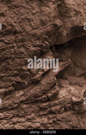 Die felsige Oberfläche zeigt detaillierte Texturen und natürliche Muster, die die geologischen Merkmale der Erde hervorheben. Dieses zerklüftete Gelände bietet eine unmittelbare Nähe Stockfoto