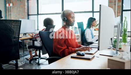 Call Center, Agent und Frau mit Computer, Lead-Generierung und Kommunikation mit Ansprechpartner für den Vertrieb. Unternehmen, Berater und Mitarbeiter mit Technik für Stockfoto