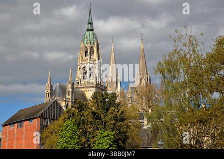 Die beeindruckende Kathedrale Notre Dame in Bayeux, Calvados, Normandie, Frankreich, mit ihren Türmen und dem Glockenturm Stockfoto