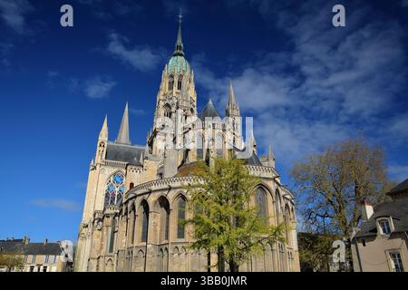 Die beeindruckende Kathedrale Notre Dame in Bayeux, Calvados, Normandie, Frankreich, mit ihren Türmen und dem Glockenturm Stockfoto