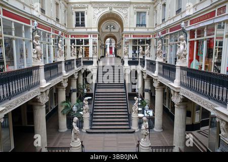 NANTES, LOIRE ATLANTIQUE, FRANKREICH - 20. APRIL 2025: Die Passage Pommeraye ist eine kleine Einkaufspassage im Zentrum von Nantes Stockfoto