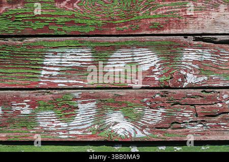 Ein Hintergrund mit der Textur von Holzdielen mit abblätternder grüner Farbe und weißen Zahlen. Close-up, ein hölzerner Eisenbahnwagen aus dem Zweiten Weltkrieg wi Stockfoto