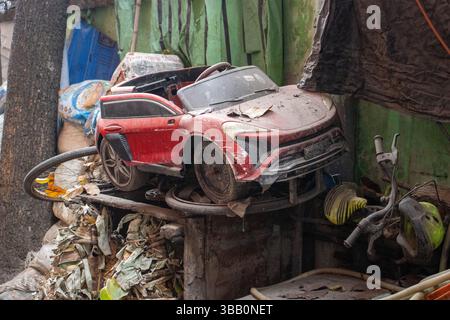 KOLKATA, WESTBENGALEN, INDIEN - 20. FEBRUAR 2024 Spielzeugauto Mallick Ghat und der Hootly oder Ganga Fluss in der Nähe der Howrah Brücke Stockfoto