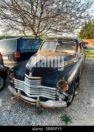 Kiew, Ukraine - 14. Mai 2025: Ein altes, rostiges GAZ-M20 „Pobeda“-Auto in ruhiger Umgebung im Freien mit umliegendem Vintage-Charme Stockfoto