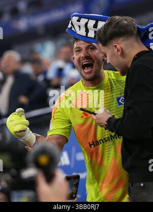 firo: 10.05.2025, Fußball: 2.Bundesliga HSV Hamburg Hamburg Hamburg HSV Hamburg Hamburg- SSV Ulm Pitch Invasion von HSV Hamburg Hamburg Fans nach Sieg und sicherem Aufstieg, Torhüter Daniel Heuer Fernandes (HSV Hamburg Hamburg) Stockfoto