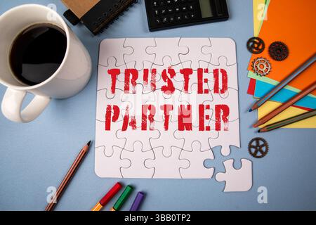 Vertrauenswürdiger Partner. Weißes Puzzle und Bürobedarf auf dem Tisch. Stockfoto