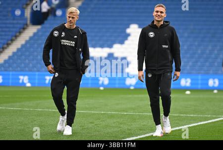 Die niederländischen Spieler Jan Paul van Hecke und Bart Verbruggen aus Brighton treffen am 22. September 2024 im American Express Stadium in Brighton ein Stockfoto