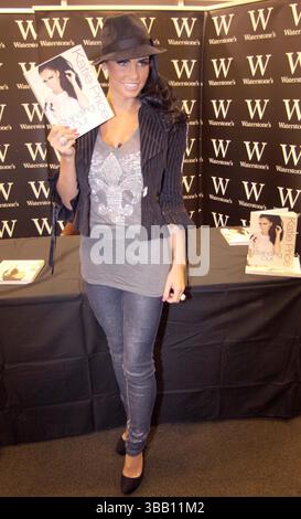 Katie Price Buch Unterzeichnung von „Standing Out“ im Waterstones in Warrington, Cheshire - 11. Dezember 2009 Stockfoto