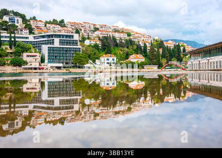 Das ruhige Wasser spiegelt die Häuser in Lapad und die umliegenden Hügel in Dubrovnik wider. Kroatien Stockfoto