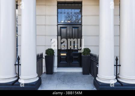 Eleganter schwarzer Eingang mit weißen Säulen und klassischem georgianischem Architekturstil Stockfoto