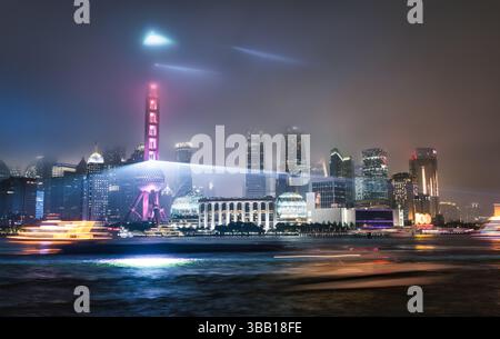 Lasershow über der beleuchteten Lujiazui Skyline und dem Huangpu Fluss bei Nacht, Shanghai, China Stockfoto