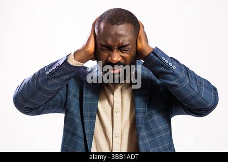 Porträt eines müden und erschöpften Geschäftsmannes. Schwarzer Mann im Business-Anzug ist überarbeitet. Stockfoto