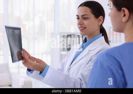Arzt und Krankenschwester untersuchen MRT-Scan im Krankenhaus, Nahaufnahme Stockfoto