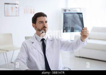 Arzt untersucht Hals-MRT in der Klinik Stockfoto