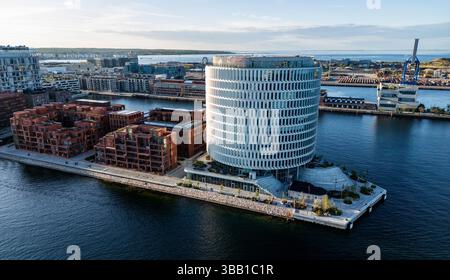 Med en højde på 60 meter er spidsen af ​​Nordø Københavns nye vartegn – et nutidigt fyrtårn af imponerende skala ved indsejlingen til Københavns havn. Stockfoto