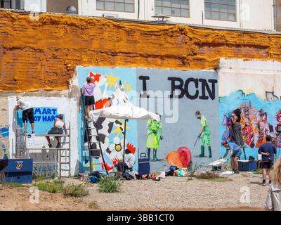 Live-Malerei am Tag der offenen Tür in Poblenou, 10. Mai 2025. Barcelona, Spanien. Stockfoto