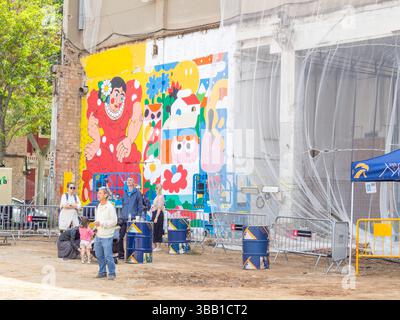 Live-Malerei am Tag der offenen Tür in Poblenou, 10. Mai 2025. Barcelona, Spanien. Stockfoto