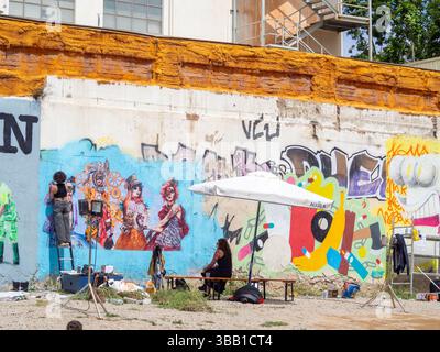 Live-Malerei am Tag der offenen Tür in Poblenou, 10. Mai 2025. Barcelona, Spanien. Stockfoto
