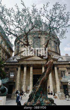 Paris, Frankreich. Mai 2025. Auf Initiative des Faubourg Saint-Honoré-Komitees und der Galeries Bartoux werden bis zum 12. Juli sechs monumentale Skulpturen von Andrea Roggi im angesehenen 8. Arrondissement von Paris verankert. Inspiriert von dem Konzept des vitalen Impulses, das der Philosoph Henri Bergson formuliert hat, dieser unsichtbaren Kraft, die alle Lebensformen durchzieht, verkörpern diese Skulpturen die Energie der Existenz. Paris, 13. Mai 2025. Foto: Karim Ait Adjedjou/ABACAPRESS.COM Credit: Abaca Press/Alamy Live News Stockfoto