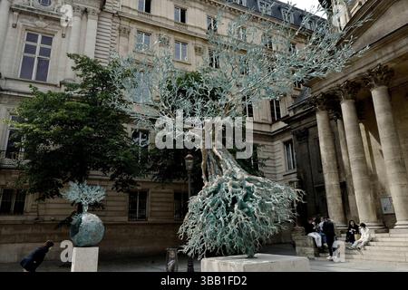 Paris, Frankreich. Mai 2025. Auf Initiative des Faubourg Saint-Honoré-Komitees und der Galeries Bartoux werden bis zum 12. Juli sechs monumentale Skulpturen von Andrea Roggi im angesehenen 8. Arrondissement von Paris verankert. Inspiriert von dem Konzept des vitalen Impulses, das der Philosoph Henri Bergson formuliert hat, dieser unsichtbaren Kraft, die alle Lebensformen durchzieht, verkörpern diese Skulpturen die Energie der Existenz. Paris, 13. Mai 2025. Foto: Karim Ait Adjedjou/ABACAPRESS.COM Credit: Abaca Press/Alamy Live News Stockfoto