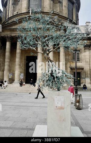 Paris, Frankreich. Mai 2025. Auf Initiative des Faubourg Saint-Honoré-Komitees und der Galeries Bartoux werden bis zum 12. Juli sechs monumentale Skulpturen von Andrea Roggi im angesehenen 8. Arrondissement von Paris verankert. Inspiriert von dem Konzept des vitalen Impulses, das der Philosoph Henri Bergson formuliert hat, dieser unsichtbaren Kraft, die alle Lebensformen durchzieht, verkörpern diese Skulpturen die Energie der Existenz. Paris, 13. Mai 2025. Foto: Karim Ait Adjedjou/ABACAPRESS.COM Credit: Abaca Press/Alamy Live News Stockfoto