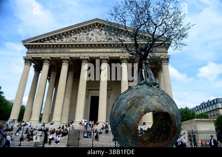 Paris, Frankreich. Mai 2025. Auf Initiative des Faubourg Saint-Honoré-Komitees und der Galeries Bartoux werden bis zum 12. Juli sechs monumentale Skulpturen von Andrea Roggi im angesehenen 8. Arrondissement von Paris verankert. Inspiriert von dem Konzept des vitalen Impulses, das der Philosoph Henri Bergson formuliert hat, dieser unsichtbaren Kraft, die alle Lebensformen durchzieht, verkörpern diese Skulpturen die Energie der Existenz. Paris, 13. Mai 2025. Foto: Karim Ait Adjedjou/ABACAPRESS.COM Credit: Abaca Press/Alamy Live News Stockfoto
