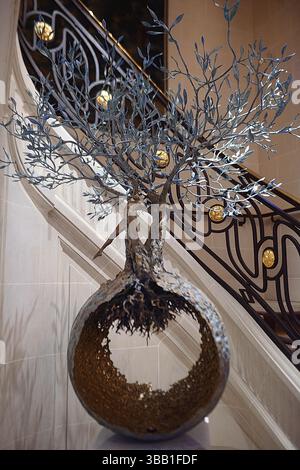 Paris, Frankreich. Mai 2025. Auf Initiative des Faubourg Saint-Honoré-Komitees und der Galeries Bartoux werden bis zum 12. Juli sechs monumentale Skulpturen von Andrea Roggi im angesehenen 8. Arrondissement von Paris verankert. Inspiriert von dem Konzept des vitalen Impulses, das der Philosoph Henri Bergson formuliert hat, dieser unsichtbaren Kraft, die alle Lebensformen durchzieht, verkörpern diese Skulpturen die Energie der Existenz. Paris, 13. Mai 2025. Foto: Karim Ait Adjedjou/ABACAPRESS.COM Credit: Abaca Press/Alamy Live News Stockfoto