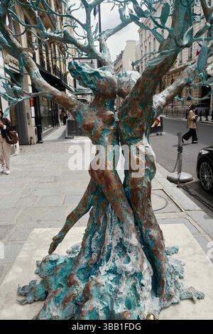 Paris, Frankreich. Mai 2025. Auf Initiative des Faubourg Saint-Honoré-Komitees und der Galeries Bartoux werden bis zum 12. Juli sechs monumentale Skulpturen von Andrea Roggi im angesehenen 8. Arrondissement von Paris verankert. Inspiriert von dem Konzept des vitalen Impulses, das der Philosoph Henri Bergson formuliert hat, dieser unsichtbaren Kraft, die alle Lebensformen durchzieht, verkörpern diese Skulpturen die Energie der Existenz. Paris, 13. Mai 2025. Foto: Karim Ait Adjedjou/ABACAPRESS.COM Credit: Abaca Press/Alamy Live News Stockfoto