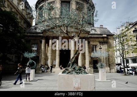 Paris, Frankreich. Mai 2025. Auf Initiative des Faubourg Saint-Honoré-Komitees und der Galeries Bartoux werden bis zum 12. Juli sechs monumentale Skulpturen von Andrea Roggi im angesehenen 8. Arrondissement von Paris verankert. Inspiriert von dem Konzept des vitalen Impulses, das der Philosoph Henri Bergson formuliert hat, dieser unsichtbaren Kraft, die alle Lebensformen durchzieht, verkörpern diese Skulpturen die Energie der Existenz. Paris, 13. Mai 2025. Foto: Karim Ait Adjedjou/ABACAPRESS.COM Credit: Abaca Press/Alamy Live News Stockfoto
