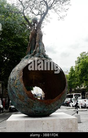Paris, Frankreich. Mai 2025. Auf Initiative des Faubourg Saint-Honoré-Komitees und der Galeries Bartoux werden bis zum 12. Juli sechs monumentale Skulpturen von Andrea Roggi im angesehenen 8. Arrondissement von Paris verankert. Inspiriert von dem Konzept des vitalen Impulses, das der Philosoph Henri Bergson formuliert hat, dieser unsichtbaren Kraft, die alle Lebensformen durchzieht, verkörpern diese Skulpturen die Energie der Existenz. Paris, 13. Mai 2025. Foto: Karim Ait Adjedjou/ABACAPRESS.COM Credit: Abaca Press/Alamy Live News Stockfoto