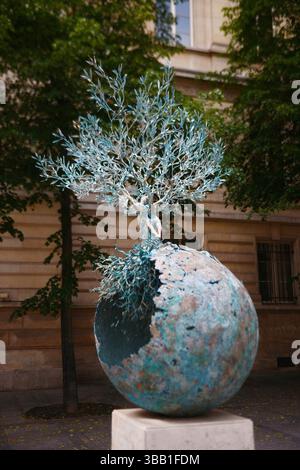 Paris, Frankreich. Mai 2025. Auf Initiative des Faubourg Saint-Honoré-Komitees und der Galeries Bartoux werden bis zum 12. Juli sechs monumentale Skulpturen von Andrea Roggi im angesehenen 8. Arrondissement von Paris verankert. Inspiriert von dem Konzept des vitalen Impulses, das der Philosoph Henri Bergson formuliert hat, dieser unsichtbaren Kraft, die alle Lebensformen durchzieht, verkörpern diese Skulpturen die Energie der Existenz. Paris, 13. Mai 2025. Foto: Karim Ait Adjedjou/ABACAPRESS.COM Credit: Abaca Press/Alamy Live News Stockfoto