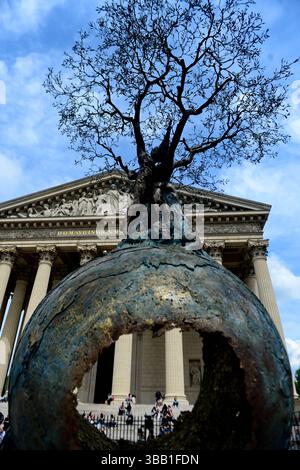 Paris, Frankreich. Mai 2025. Auf Initiative des Faubourg Saint-Honoré-Komitees und der Galeries Bartoux werden bis zum 12. Juli sechs monumentale Skulpturen von Andrea Roggi im angesehenen 8. Arrondissement von Paris verankert. Inspiriert von dem Konzept des vitalen Impulses, das der Philosoph Henri Bergson formuliert hat, dieser unsichtbaren Kraft, die alle Lebensformen durchzieht, verkörpern diese Skulpturen die Energie der Existenz. Paris, 13. Mai 2025. Foto: Karim Ait Adjedjou/ABACAPRESS.COM Credit: Abaca Press/Alamy Live News Stockfoto