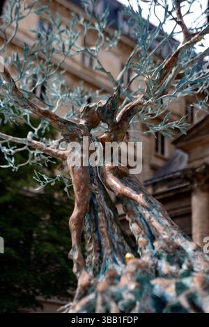 Paris, Frankreich. Mai 2025. Auf Initiative des Faubourg Saint-Honoré-Komitees und der Galeries Bartoux werden bis zum 12. Juli sechs monumentale Skulpturen von Andrea Roggi im angesehenen 8. Arrondissement von Paris verankert. Inspiriert von dem Konzept des vitalen Impulses, das der Philosoph Henri Bergson formuliert hat, dieser unsichtbaren Kraft, die alle Lebensformen durchzieht, verkörpern diese Skulpturen die Energie der Existenz. Paris, 13. Mai 2025. Foto: Karim Ait Adjedjou/ABACAPRESS.COM Credit: Abaca Press/Alamy Live News Stockfoto