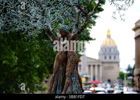 Paris, Frankreich. Mai 2025. Auf Initiative des Faubourg Saint-Honoré-Komitees und der Galeries Bartoux werden bis zum 12. Juli sechs monumentale Skulpturen von Andrea Roggi im angesehenen 8. Arrondissement von Paris verankert. Inspiriert von dem Konzept des vitalen Impulses, das der Philosoph Henri Bergson formuliert hat, dieser unsichtbaren Kraft, die alle Lebensformen durchzieht, verkörpern diese Skulpturen die Energie der Existenz. Paris, 13. Mai 2025. Foto: Karim Ait Adjedjou/ABACAPRESS.COM Credit: Abaca Press/Alamy Live News Stockfoto