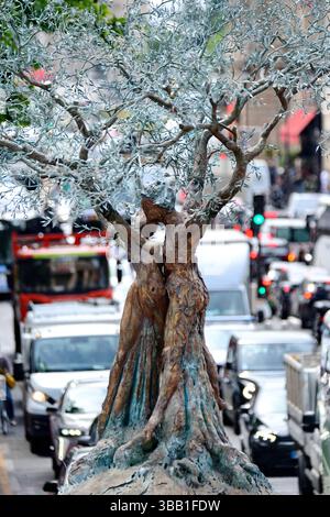 Paris, Frankreich. Mai 2025. Auf Initiative des Faubourg Saint-Honoré-Komitees und der Galeries Bartoux werden bis zum 12. Juli sechs monumentale Skulpturen von Andrea Roggi im angesehenen 8. Arrondissement von Paris verankert. Inspiriert von dem Konzept des vitalen Impulses, das der Philosoph Henri Bergson formuliert hat, dieser unsichtbaren Kraft, die alle Lebensformen durchzieht, verkörpern diese Skulpturen die Energie der Existenz. Paris, 13. Mai 2025. Foto: Karim Ait Adjedjou/ABACAPRESS.COM Credit: Abaca Press/Alamy Live News Stockfoto