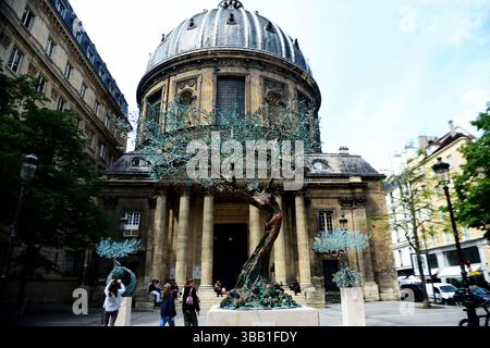 Paris, Frankreich. Mai 2025. Auf Initiative des Faubourg Saint-Honoré-Komitees und der Galeries Bartoux werden bis zum 12. Juli sechs monumentale Skulpturen von Andrea Roggi im angesehenen 8. Arrondissement von Paris verankert. Inspiriert von dem Konzept des vitalen Impulses, das der Philosoph Henri Bergson formuliert hat, dieser unsichtbaren Kraft, die alle Lebensformen durchzieht, verkörpern diese Skulpturen die Energie der Existenz. Paris, 13. Mai 2025. Foto: Karim Ait Adjedjou/ABACAPRESS.COM Credit: Abaca Press/Alamy Live News Stockfoto