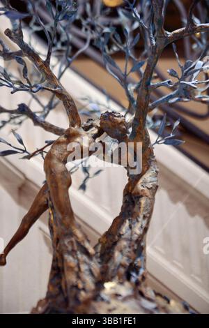 Paris, Frankreich. Mai 2025. Auf Initiative des Faubourg Saint-Honoré-Komitees und der Galeries Bartoux werden bis zum 12. Juli sechs monumentale Skulpturen von Andrea Roggi im angesehenen 8. Arrondissement von Paris verankert. Inspiriert von dem Konzept des vitalen Impulses, das der Philosoph Henri Bergson formuliert hat, dieser unsichtbaren Kraft, die alle Lebensformen durchzieht, verkörpern diese Skulpturen die Energie der Existenz. Paris, 13. Mai 2025. Foto: Karim Ait Adjedjou/ABACAPRESS.COM Credit: Abaca Press/Alamy Live News Stockfoto