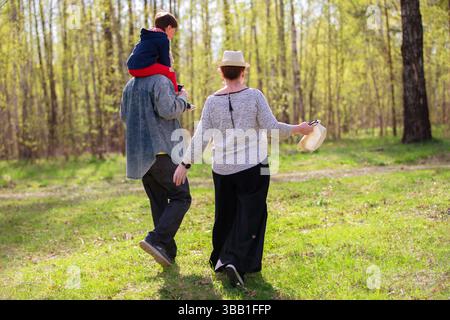 Großvater, Großmutter und Enkel haben draußen Spaß. Stockfoto
