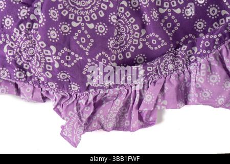 Teil aus zerknittertem Vintage Stoff lila mit kleinem geometrischen Muster isoliert auf weißem Hintergrund. Teil eines Baumwollschals. Stockfoto