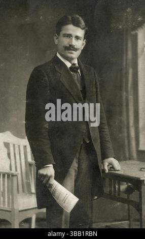 Karl Artelt war ein revolutionärer Marxist und einer der Gründer der Kommunistischen Partei Deutschlands. Er war einer der Hauptführer der Kieler Meuterei. Die Kieler Meuterei war ein Aufstand der Seeleute der Deutschen Hochseeflotte. Die Meuterei brach am 3. November 1918 aus, als sich einige der Schiffsbesatzungen weigerten, von Wilhelmshaven aus in den letzten Kampf gegen die britische Grand Fleet zu segeln. Die Meuter, die die geplante Schlacht als vergebliche „Todesreise“ sahen, übernahmen Kiel mit Arbeits- und Soldatenräten und halfen dann, sie in ganz Deutschland zu verbreiten. Dies war der Beginn der deutschen Revolution. Stockfoto